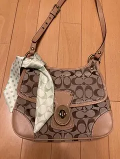 coach シグネチャーショルダーバッグ　スカーフ付き　ブラウン