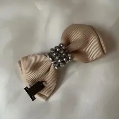 ランバンオンブルーのベージュリボンストーンバンスクリップ