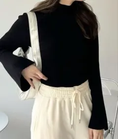 Ada. ハイネック ベルスリーブ ニット ブラック