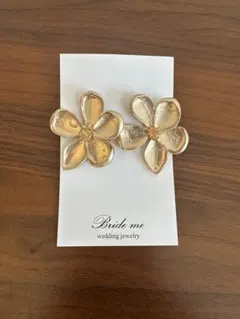 Bride me 花の形状ゴールドピアス