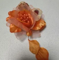 オレンジ　花　髪飾り