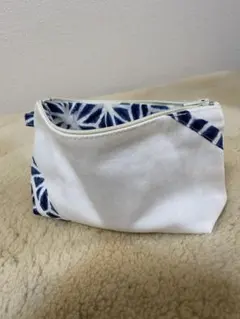 ホワイトとネイビーのキャンバスポーチ