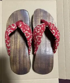 赤い花柄の木製下駄 約24.0cm