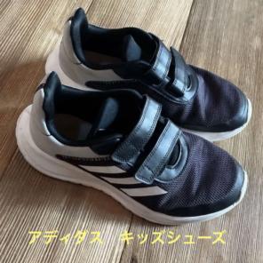 アディダス　adidas キッズシューズ　23cm 黒/白