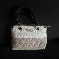 GUESS キルティングショルダーバッグ アイボリー/ベージュ