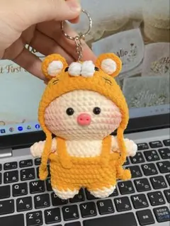 おでかけ ブタ 豚 あみぐるみ ハンドメイド プレゼント キーホルダー