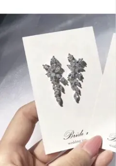 ブライダル リーフモチーフ ビジューピアス