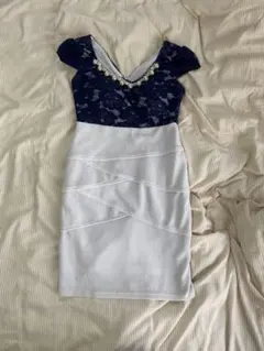 エレガントなネイビーレースドレス