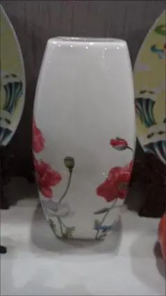 花の装飾付き陶器花瓶