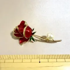 赤い薔薇とパールのブローチ