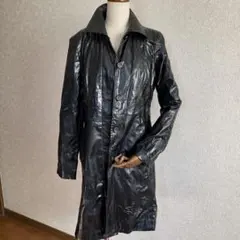 黒のレザー製ロングコート