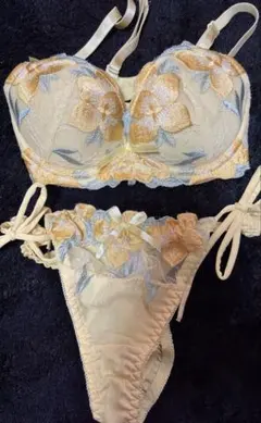 【新品未開封】イエロー花柄ブラジャーショーツセット B70
