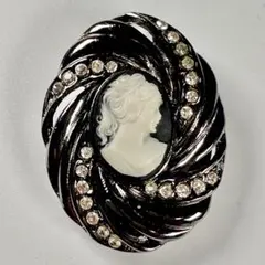 ま*ん様 ヴィンテージ カメオ ブローチ 貴婦人 ラインストーン 彫刻 アンティ