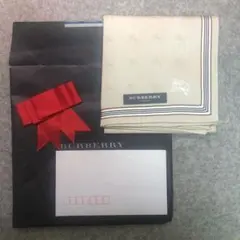 新品未使用　BURBERRY シルクハンカチ アイボリー 約30cmx30cm