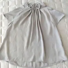 RUIRUE BOUTIQUE パール調装飾付 半袖ブラウス ライトグレーのサムネイル