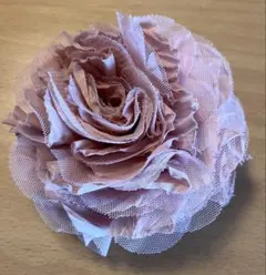 淡いピンクの花コサージュ