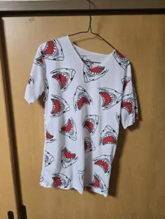 ＜ヴィレッジヴァンガード Tシャツ 鮫柄 ユニセックス＞