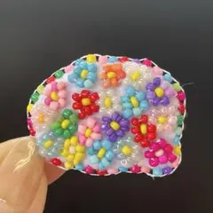 カラフルお花ビーズブローチ ハンドメイド ビーズ刺繍 レトロ風 かわいいビビット