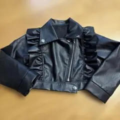 フリル付きブラックショートジャケット　レザージャケット　ショート丈ジャケット