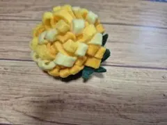 フェルト製花ブローチ（黄色・緑葉）