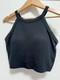 黒いリブ編みハイネックタンクトップ