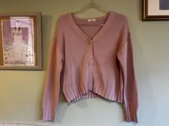 薄いピンクのVネックカーディガン