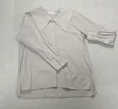 ベージュ 大きな襟 長袖シャツ