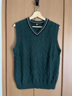 ユニクロ　ケーブルVネックニットベスト