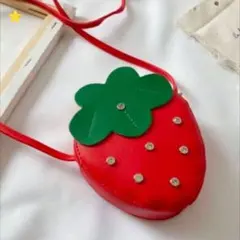 いちご型ショルダーバッグ　カジュアル　個性的　ポップ　可愛い　コンパクト　春