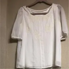 ジャスグリッティー　白ブラウス