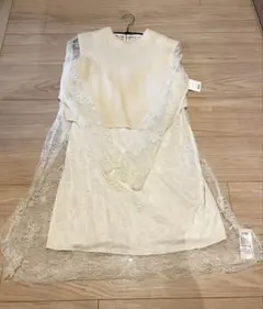 レースワンピースとリブ編みニットベストのセット