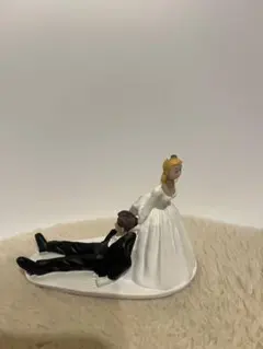 結婚式　ケーキトッパー　新婦引きずり