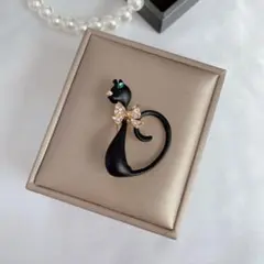 ブローチ クロネコ エレガント グリーンアイ ゴールド リボン