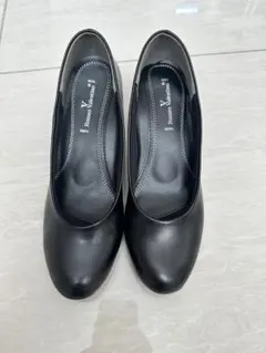 美品 ヴァレンティノ Romeo Valentino 黒 パンプス 24.5のサムネイル