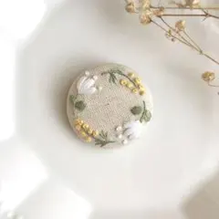 ハンドメイド　くるみボタン　刺繍ブローチ　ミモザ