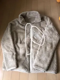UNIQLO ベージュ フリースジャケット Lですが、Mくらいです。