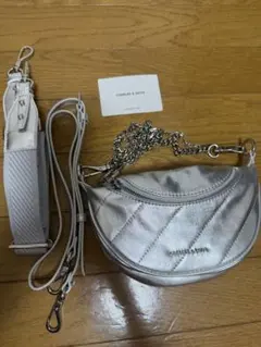 CHARLES & KEITH シルバー ショルダーバッグのサムネイル