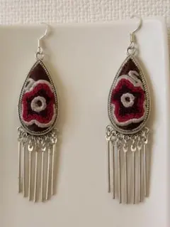 花模様の刺繍付き涙型ピアス