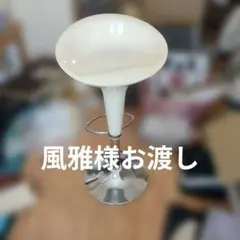 크롬 다리가 달린 미색 카운터 의자