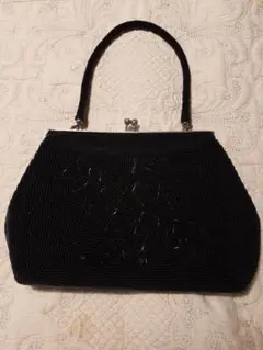 ビーズ装飾の黒いハンドバッグ