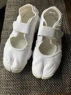 NIKE ナイキ　エアーリフトブリーズ24cm ホワイト スニーカーのサムネイル