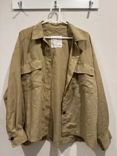 ベージュシャツ