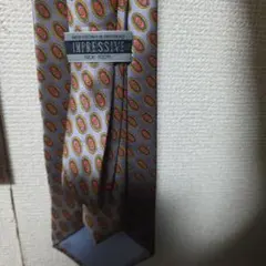 ネクタイ　値引き可能　シルク　赤系　柄　デザイン