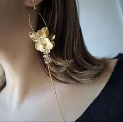 ウエディングアクセサリー ゴールド 花形 イヤリング クリスタルビーズ付き