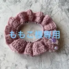 フリルデザインのピンクシュシュ