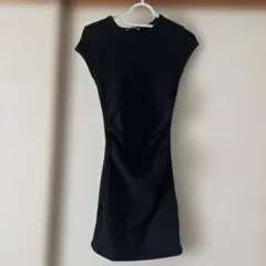 黒いタイトフィット半袖ミニワンピース