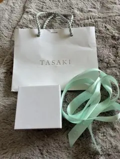 TASAKI ショップ袋とギフトボックスのサムネイル