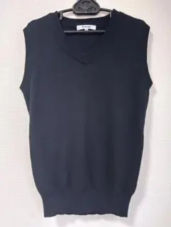 中紺のVネックノースリーブニット