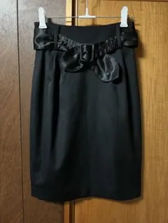 【新品未使用】M.deuxリボン付き黒タイトスカート　Sサイズのサムネイル