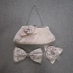 ベージュ サテン パーティーバッグ フラワーモチーフ付き